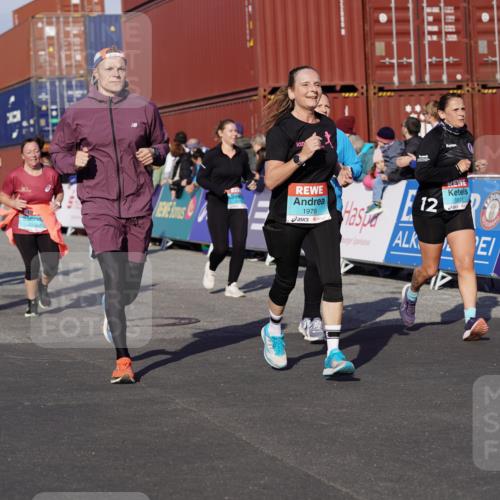 03.10.2025 - Köhlbrandbrückenlauf Michael Burmester http://msf.ph/oto/9021881 03.10.2025 10:23:26 Ziel 1128, 1482, 1875, 1937, 1978, 2008, 2152, 2229, 2303, 2315, 2637, 2784, 3170, 3422, 3423 meine-sportfotos.de