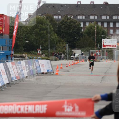 03.10.2025 - Köhlbrandbrückenlauf Julia Fischer http://msf.ph/oto/9021882 03.10.2025 15:43:28 Ziel  meine-sportfotos.de