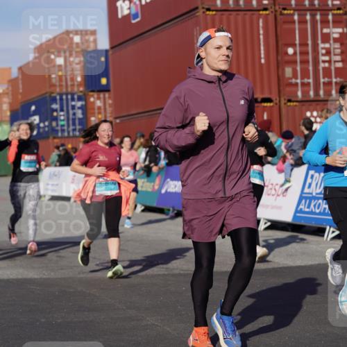 03.10.2025 - Köhlbrandbrückenlauf Michael Burmester http://msf.ph/oto/9021887 03.10.2025 10:23:27 Ziel 1128, 1937, 1978, 2008, 2152, 2229, 2303, 2315, 2637, 2784, 3170, 3422, 3423 meine-sportfotos.de