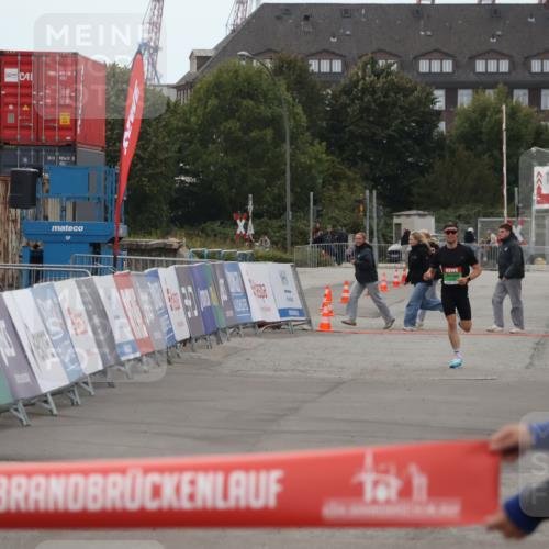 03.10.2025 - Köhlbrandbrückenlauf Julia Fischer http://msf.ph/oto/9021888 03.10.2025 15:43:34 Ziel  meine-sportfotos.de