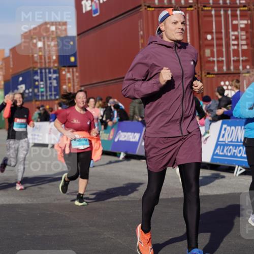 03.10.2025 - Köhlbrandbrückenlauf Michael Burmester http://msf.ph/oto/9021891 03.10.2025 10:23:27 Ziel 1128, 1937, 1978, 2008, 2152, 2229, 2303, 2315, 2637, 2784, 3170, 3422, 3423 meine-sportfotos.de