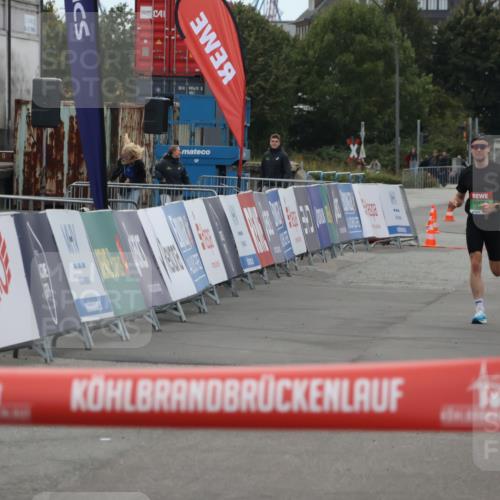 03.10.2025 - Köhlbrandbrückenlauf Julia Fischer http://msf.ph/oto/9021893 03.10.2025 15:43:38 Ziel  meine-sportfotos.de