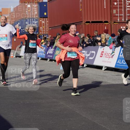 03.10.2025 - Köhlbrandbrückenlauf Michael Burmester http://msf.ph/oto/9021894 03.10.2025 10:23:28 Ziel 1128, 1937, 1978, 2008, 2152, 2229, 2303, 2315, 2637, 2784, 3170, 3422, 3423 meine-sportfotos.de