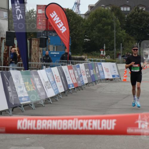 03.10.2025 - Köhlbrandbrückenlauf Julia Fischer http://msf.ph/oto/9021895 03.10.2025 15:43:39 Ziel  meine-sportfotos.de