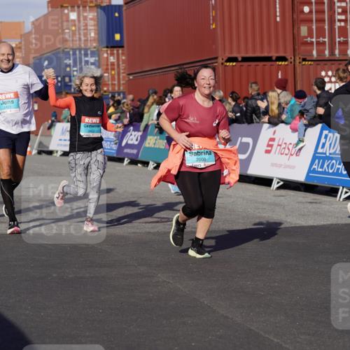 03.10.2025 - Köhlbrandbrückenlauf Michael Burmester http://msf.ph/oto/9021898 03.10.2025 10:23:28 Ziel 1128, 1937, 1978, 2008, 2152, 2229, 2303, 2315, 2637, 2784, 3170, 3422, 3423 meine-sportfotos.de