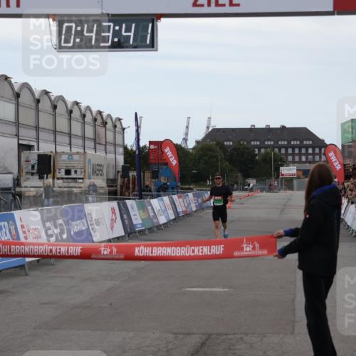 03.10.2025 - Köhlbrandbrückenlauf Julia Fischer http://msf.ph/oto/9021900 03.10.2025 15:43:42 Ziel 9144 meine-sportfotos.de