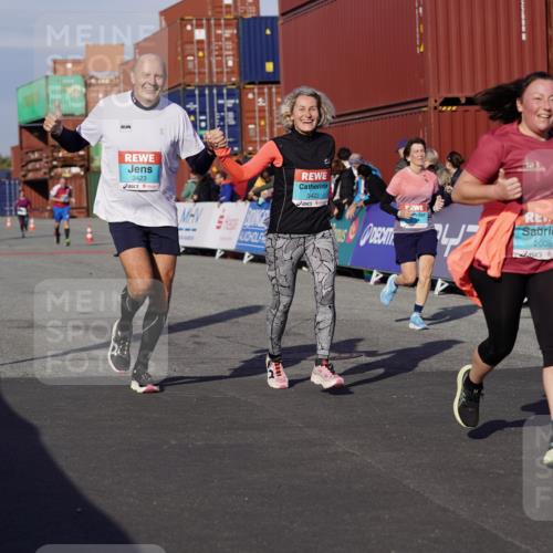 03.10.2025 - Köhlbrandbrückenlauf Michael Burmester http://msf.ph/oto/9021901 03.10.2025 10:23:28 Ziel 1128, 1937, 1978, 2008, 2152, 2229, 2303, 2315, 2637, 2784, 3170, 3422, 3423 meine-sportfotos.de