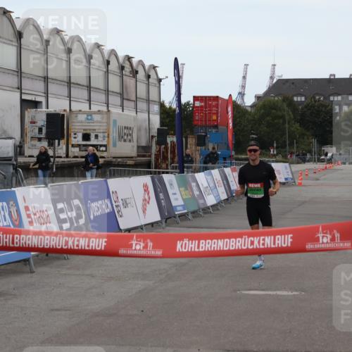 03.10.2025 - Köhlbrandbrückenlauf Julia Fischer http://msf.ph/oto/9021904 03.10.2025 15:43:43 Ziel 9144 meine-sportfotos.de