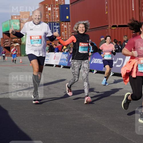 03.10.2025 - Köhlbrandbrückenlauf Michael Burmester http://msf.ph/oto/9021906 03.10.2025 10:23:29 Ziel 1128, 1937, 1978, 2008, 2152, 2229, 2303, 2315, 2637, 3170, 3422, 3423 meine-sportfotos.de
