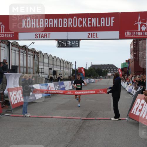 03.10.2025 - Köhlbrandbrückenlauf Julia Fischer http://msf.ph/oto/9021909 03.10.2025 15:43:45 Ziel 9144 meine-sportfotos.de