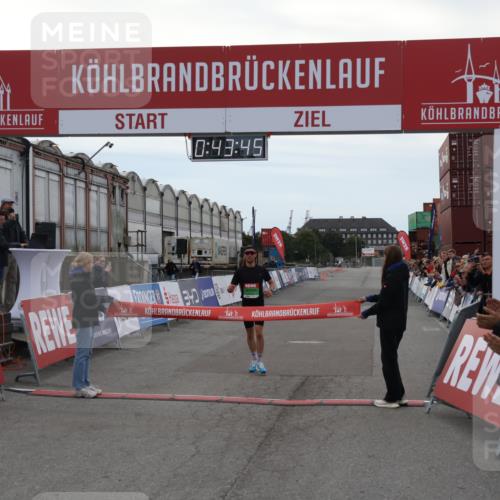 03.10.2025 - Köhlbrandbrückenlauf Julia Fischer http://msf.ph/oto/9021911 03.10.2025 15:43:45 Ziel 9144 meine-sportfotos.de
