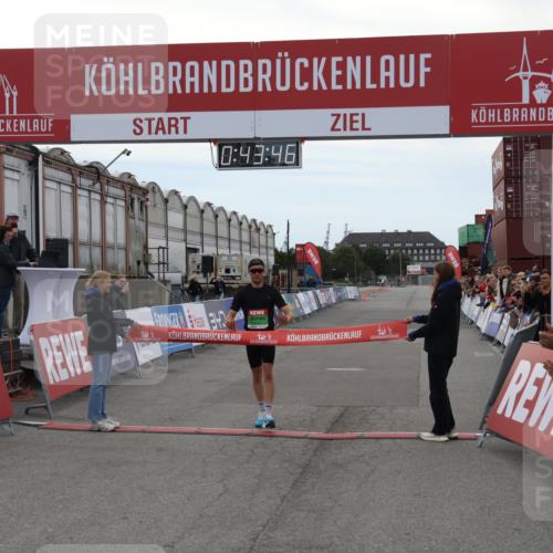 03.10.2025 - Köhlbrandbrückenlauf Julia Fischer http://msf.ph/oto/9021913 03.10.2025 15:43:46 Ziel 9144 meine-sportfotos.de