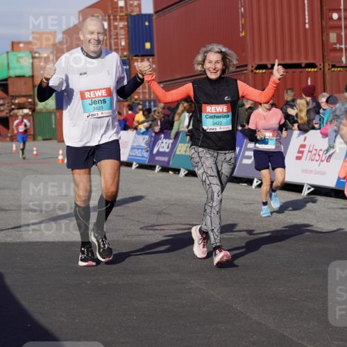 03.10.2025 - Köhlbrandbrückenlauf Michael Burmester http://msf.ph/oto/9021917 03.10.2025 10:23:29 Ziel 1128, 1937, 1978, 2008, 2152, 2229, 2303, 2315, 2637, 3170, 3422, 3423 meine-sportfotos.de