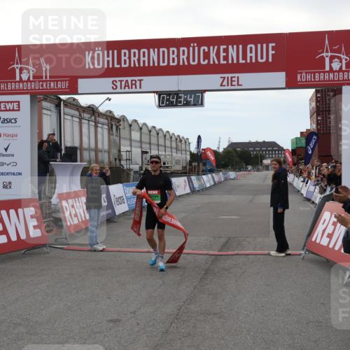 03.10.2025 - Köhlbrandbrückenlauf Julia Fischer http://msf.ph/oto/9021918 03.10.2025 15:43:47 Ziel 9144 meine-sportfotos.de
