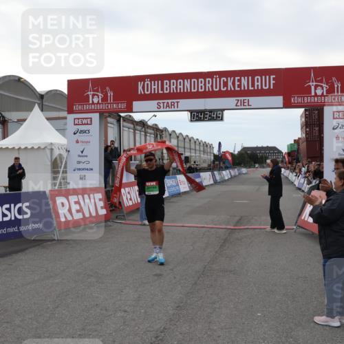 03.10.2025 - Köhlbrandbrückenlauf Julia Fischer http://msf.ph/oto/9021922 03.10.2025 15:43:49 Ziel 9144 meine-sportfotos.de