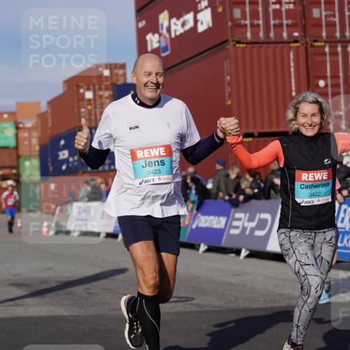03.10.2025 - Köhlbrandbrückenlauf Michael Burmester http://msf.ph/oto/9021924 03.10.2025 10:23:29 Ziel 1128, 1937, 1978, 2008, 2152, 2229, 2303, 2315, 2637, 3170, 3422, 3423 meine-sportfotos.de