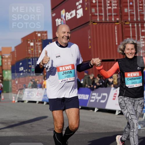 03.10.2025 - Köhlbrandbrückenlauf Michael Burmester http://msf.ph/oto/9021928 03.10.2025 10:23:30 Ziel 1128, 1937, 1978, 2008, 2152, 2229, 2303, 2315, 2637, 3422, 3423 meine-sportfotos.de