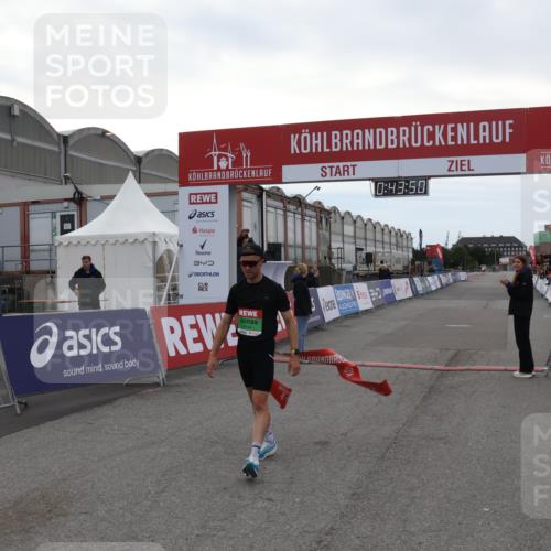 03.10.2025 - Köhlbrandbrückenlauf Julia Fischer http://msf.ph/oto/9021929 03.10.2025 15:43:50 Ziel 9144 meine-sportfotos.de