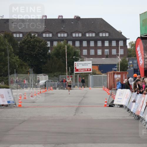 03.10.2025 - Köhlbrandbrückenlauf Julia Fischer http://msf.ph/oto/9021934 03.10.2025 15:44:26 Ziel  meine-sportfotos.de