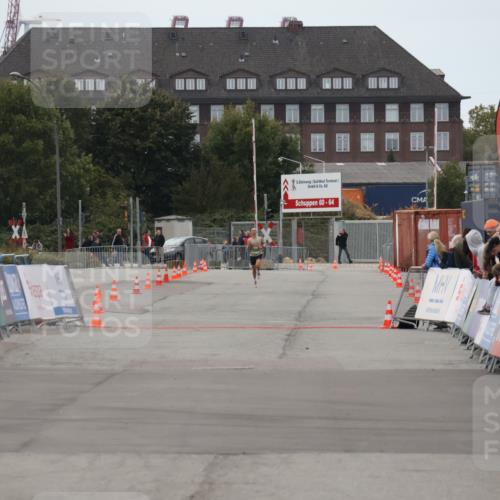 03.10.2025 - Köhlbrandbrückenlauf Julia Fischer http://msf.ph/oto/9021936 03.10.2025 15:44:28 Ziel  meine-sportfotos.de