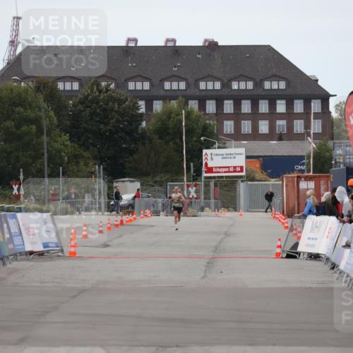 03.10.2025 - Köhlbrandbrückenlauf Julia Fischer http://msf.ph/oto/9021938 03.10.2025 15:44:30 Ziel  meine-sportfotos.de