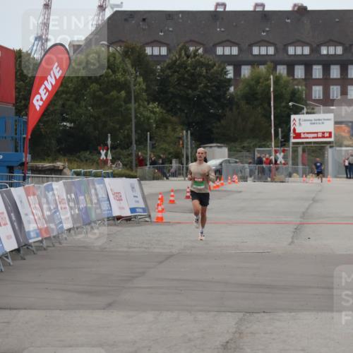 03.10.2025 - Köhlbrandbrückenlauf Julia Fischer http://msf.ph/oto/9021939 03.10.2025 15:44:45 Ziel  meine-sportfotos.de