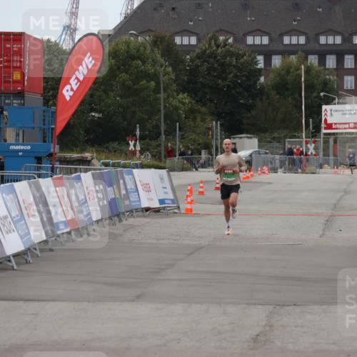 03.10.2025 - Köhlbrandbrückenlauf Julia Fischer http://msf.ph/oto/9021942 03.10.2025 15:44:46 Ziel  meine-sportfotos.de