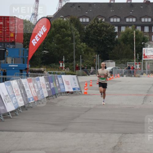 03.10.2025 - Köhlbrandbrückenlauf Julia Fischer http://msf.ph/oto/9021944 03.10.2025 15:44:46 Ziel  meine-sportfotos.de