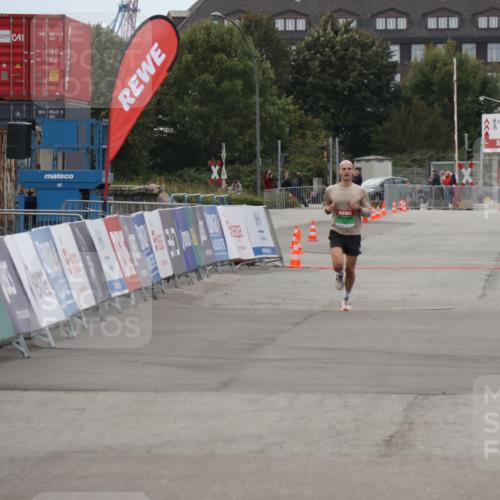 03.10.2025 - Köhlbrandbrückenlauf Julia Fischer http://msf.ph/oto/9021951 03.10.2025 15:44:47 Ziel  meine-sportfotos.de