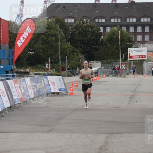 03.10.2025 - Köhlbrandbrückenlauf Julia Fischer http://msf.ph/oto/9021953 03.10.2025 15:44:48 Ziel  meine-sportfotos.de