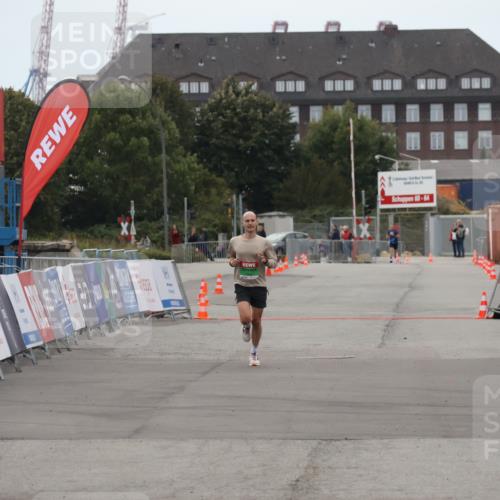 03.10.2025 - Köhlbrandbrückenlauf Julia Fischer http://msf.ph/oto/9021956 03.10.2025 15:44:48 Ziel  meine-sportfotos.de