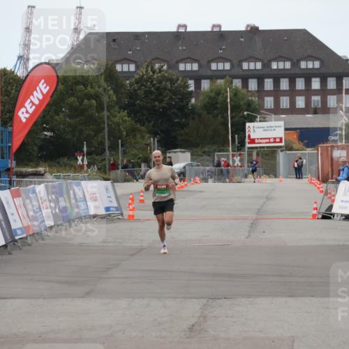 03.10.2025 - Köhlbrandbrückenlauf Julia Fischer http://msf.ph/oto/9021958 03.10.2025 15:44:48 Ziel  meine-sportfotos.de