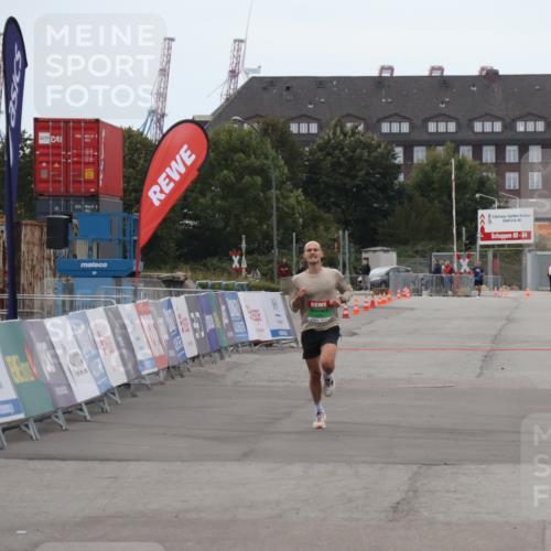 03.10.2025 - Köhlbrandbrückenlauf Julia Fischer http://msf.ph/oto/9021960 03.10.2025 15:44:50 Ziel 7004 meine-sportfotos.de