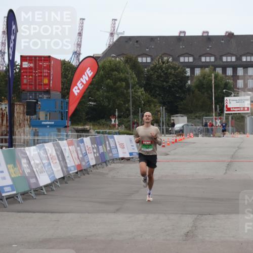 03.10.2025 - Köhlbrandbrückenlauf Julia Fischer http://msf.ph/oto/9021963 03.10.2025 15:44:51 Ziel 7004 meine-sportfotos.de