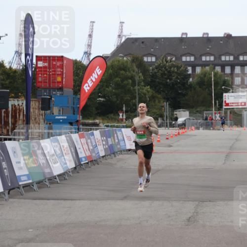 03.10.2025 - Köhlbrandbrückenlauf Julia Fischer http://msf.ph/oto/9021965 03.10.2025 15:44:51 Ziel 7004 meine-sportfotos.de