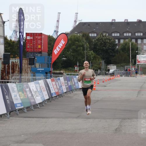 03.10.2025 - Köhlbrandbrückenlauf Julia Fischer http://msf.ph/oto/9021966 03.10.2025 15:44:52 Ziel 7004 meine-sportfotos.de