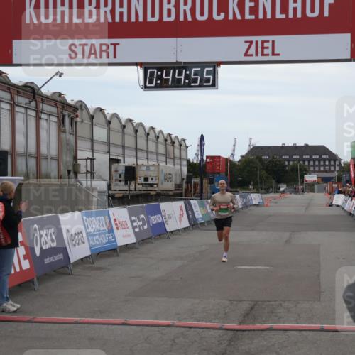 03.10.2025 - Köhlbrandbrückenlauf Julia Fischer http://msf.ph/oto/9021969 03.10.2025 15:44:55 Ziel 7004 meine-sportfotos.de