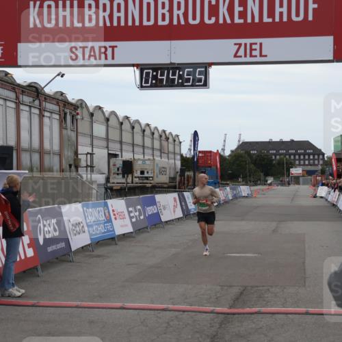 03.10.2025 - Köhlbrandbrückenlauf Julia Fischer http://msf.ph/oto/9021972 03.10.2025 15:44:55 Ziel 7004 meine-sportfotos.de