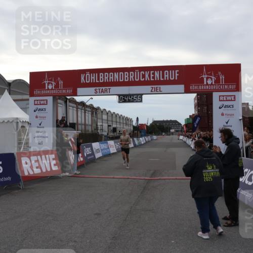 03.10.2025 - Köhlbrandbrückenlauf Julia Fischer http://msf.ph/oto/9021973 03.10.2025 15:44:56 Ziel 7004 meine-sportfotos.de