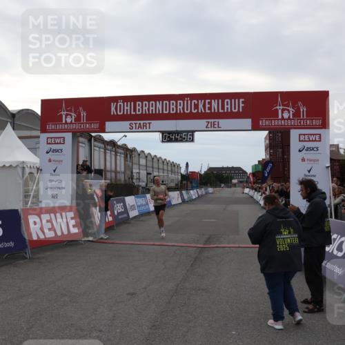 03.10.2025 - Köhlbrandbrückenlauf Julia Fischer http://msf.ph/oto/9021976 03.10.2025 15:44:57 Ziel 7004 meine-sportfotos.de