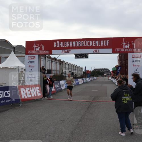 03.10.2025 - Köhlbrandbrückenlauf Julia Fischer http://msf.ph/oto/9021979 03.10.2025 15:44:57 Ziel 7004 meine-sportfotos.de