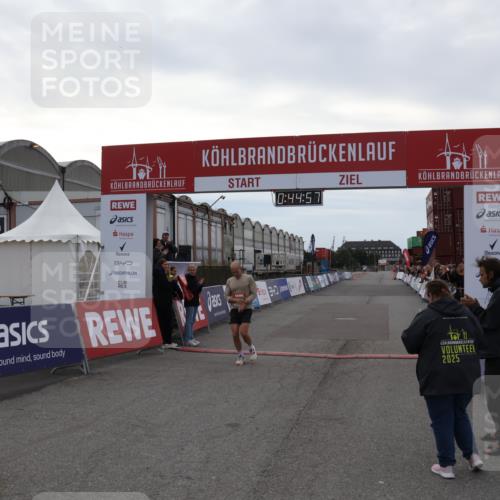 03.10.2025 - Köhlbrandbrückenlauf Julia Fischer http://msf.ph/oto/9021981 03.10.2025 15:44:57 Ziel 7004 meine-sportfotos.de