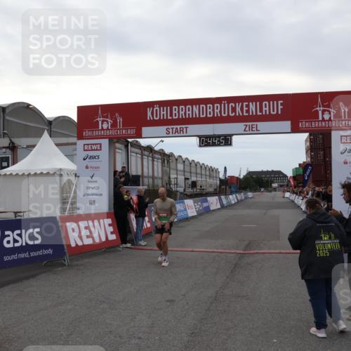 03.10.2025 - Köhlbrandbrückenlauf Julia Fischer http://msf.ph/oto/9021983 03.10.2025 15:44:58 Ziel 7004 meine-sportfotos.de