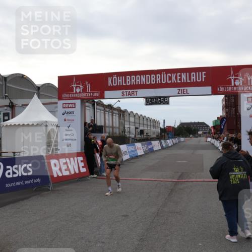 03.10.2025 - Köhlbrandbrückenlauf Julia Fischer http://msf.ph/oto/9021986 03.10.2025 15:44:58 Ziel 7004 meine-sportfotos.de