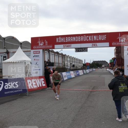 03.10.2025 - Köhlbrandbrückenlauf Julia Fischer http://msf.ph/oto/9021988 03.10.2025 15:44:58 Ziel 7004 meine-sportfotos.de