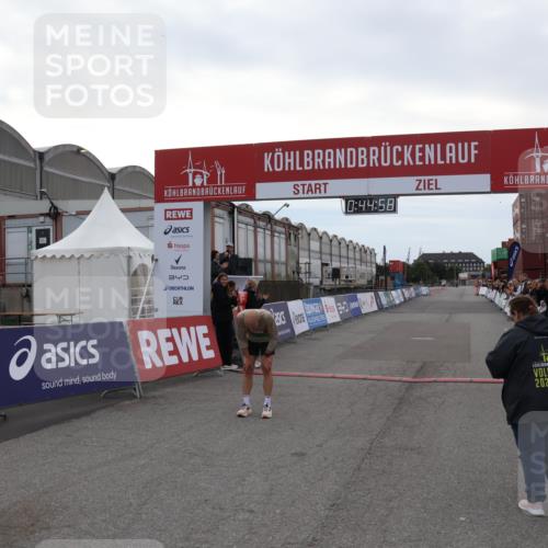 03.10.2025 - Köhlbrandbrückenlauf Julia Fischer http://msf.ph/oto/9021992 03.10.2025 15:44:59 Ziel 7004 meine-sportfotos.de
