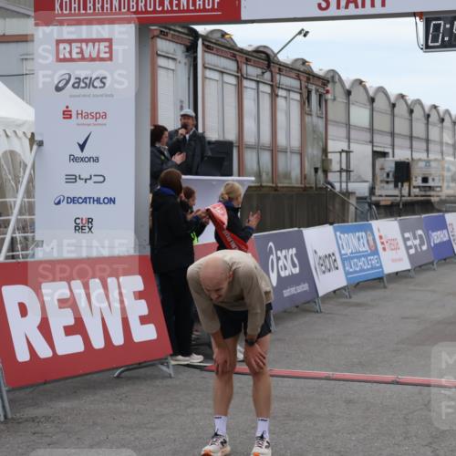 03.10.2025 - Köhlbrandbrückenlauf Julia Fischer http://msf.ph/oto/9021998 03.10.2025 15:44:59 Ziel 7004 meine-sportfotos.de
