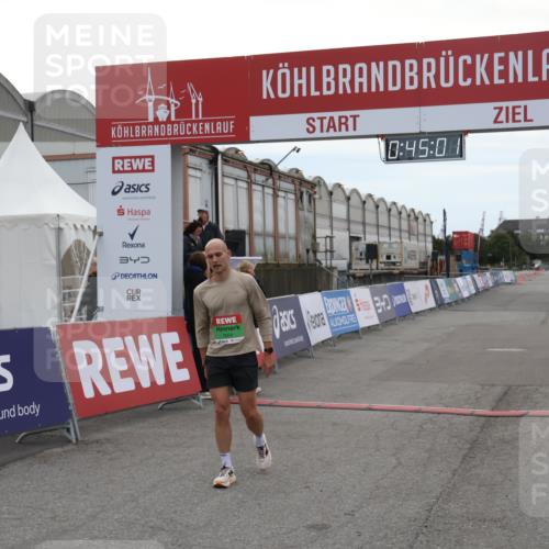 03.10.2025 - Köhlbrandbrückenlauf Julia Fischer http://msf.ph/oto/9022005 03.10.2025 15:45:01 Ziel 7004 meine-sportfotos.de