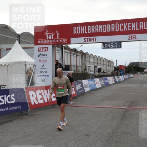03.10.2025 - Köhlbrandbrückenlauf Julia Fischer http://msf.ph/oto/9022009 03.10.2025 15:45:01 Ziel 7004 meine-sportfotos.de