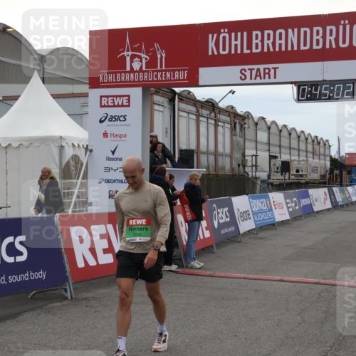 03.10.2025 - Köhlbrandbrückenlauf Julia Fischer http://msf.ph/oto/9022016 03.10.2025 15:45:02 Ziel 7004 meine-sportfotos.de